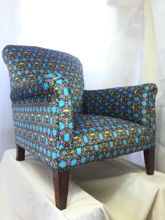 Tecidos coloridos, geométricos e florais são ótimas dicas para renovar  sofás, poltronas e cadeiras - 29/09/2018 - sãopaulo - Folha de S.Paulo