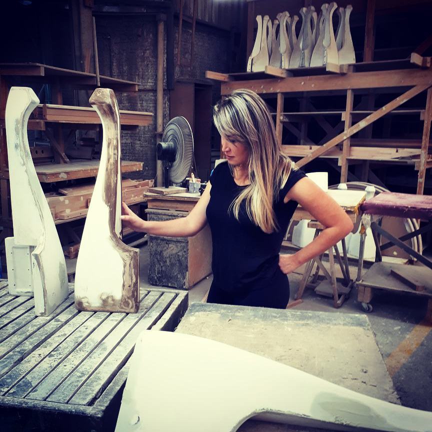 A designer Larissa Batista acompanhando a fabricação das mesas de sinuca criadas por ela