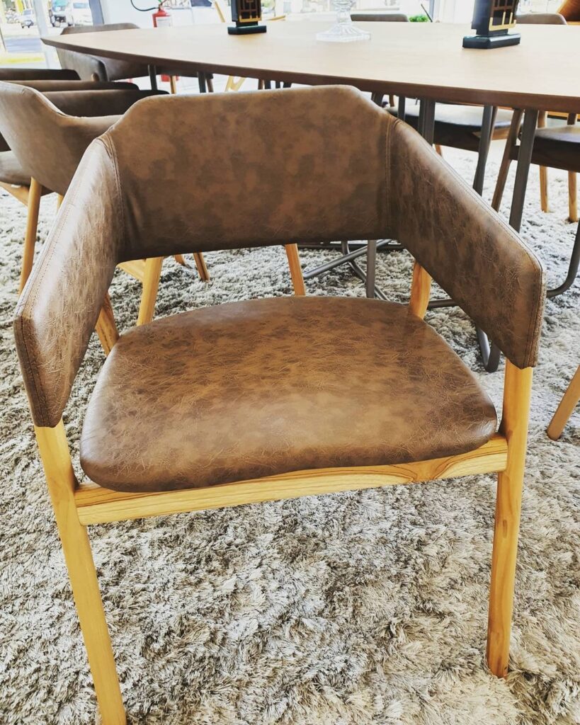 Cadeira/poltrona Stuzi em couro e estrutura em madeira maciça. 
