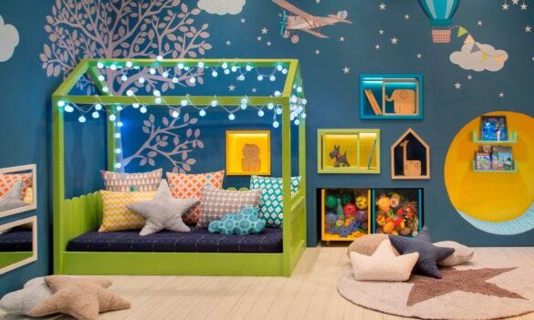 Na imagem, é possível ver um quarto de criança na cor azul, e a cama verde. Na parede, é possível ver que aviões e estrelas.
