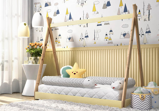 O quarto possui diferentes tons em amarelo, azul e branco. A cama possui estrutura em madeira. 
