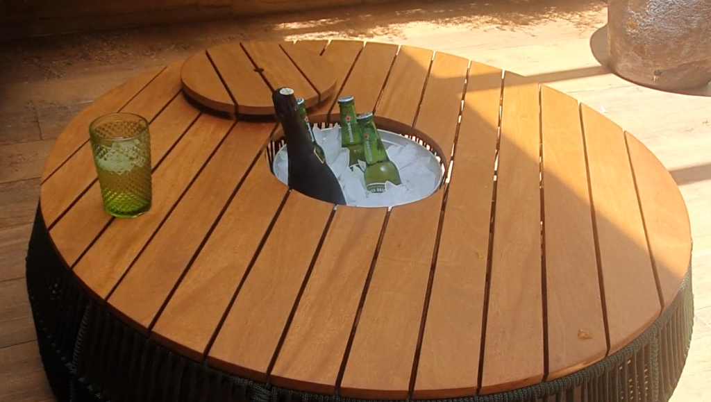 Mesa de centro em corda náutica e estrutura em alumínio. Tampo em madeira. Pode ficar exposta ao sol e à chuva.